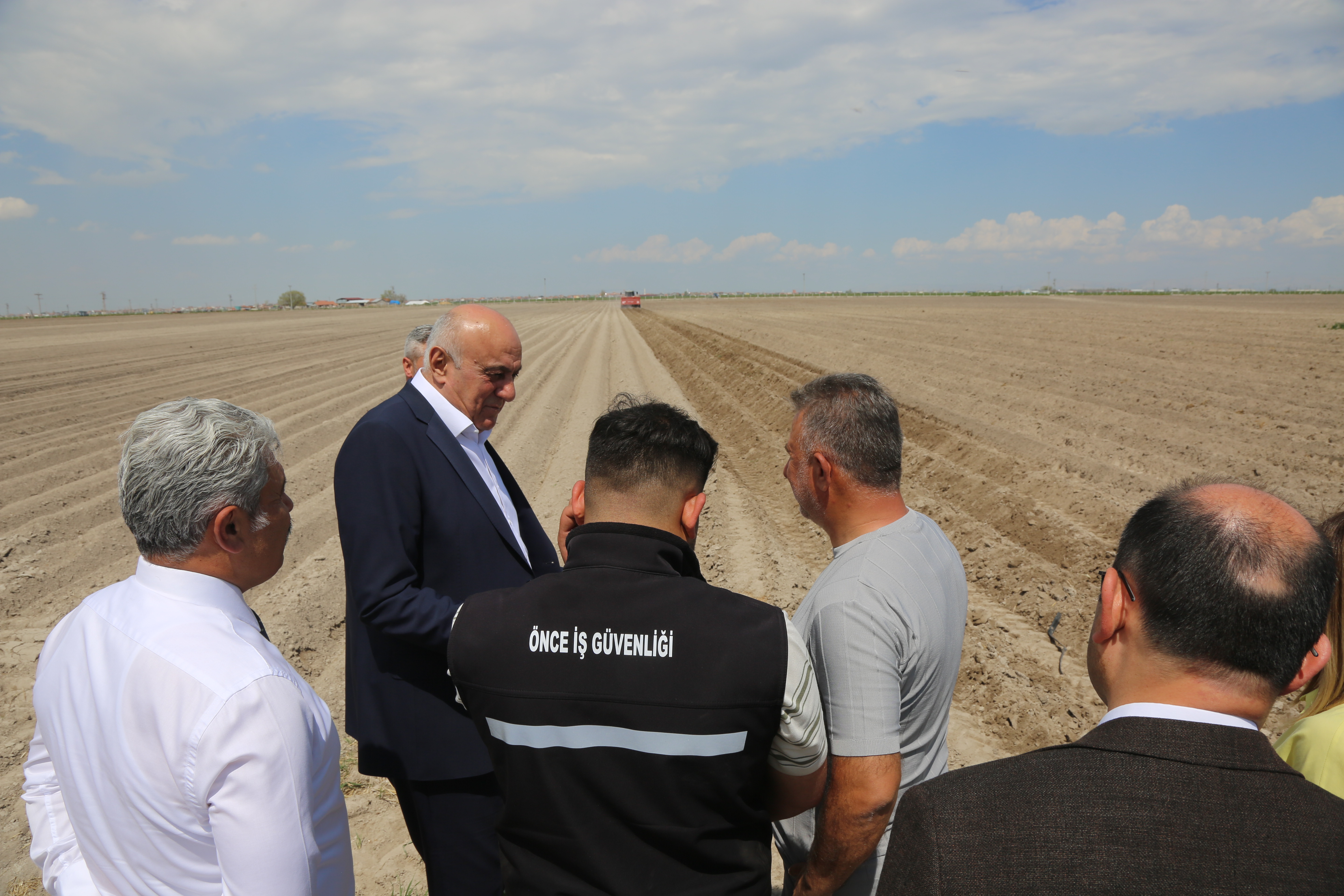 BAŞKAN ERKOYUNCU PATATES EKİMİNE KATILDI: BAĞIMLILIK BİTİYOR, KAPASİTE ARTI