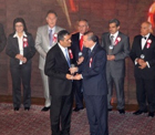 Başkan Recep Konuk'a ödülünü Başbakan Erdoğan verdi.