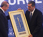 Cumhurbaşkanı Sayın Recep Tayyip Erdoğan ASKON Genel Kurulunda Pankobirlik Genel Başkanı Recep Konuk’a Plaket Verdi